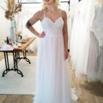 Kurzes Brautkleid mit Spitzenoberteil