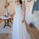 Hochgeschlossenes Brautkleid mit Spitzenoberteil und langen Ärmeln aus Spitze